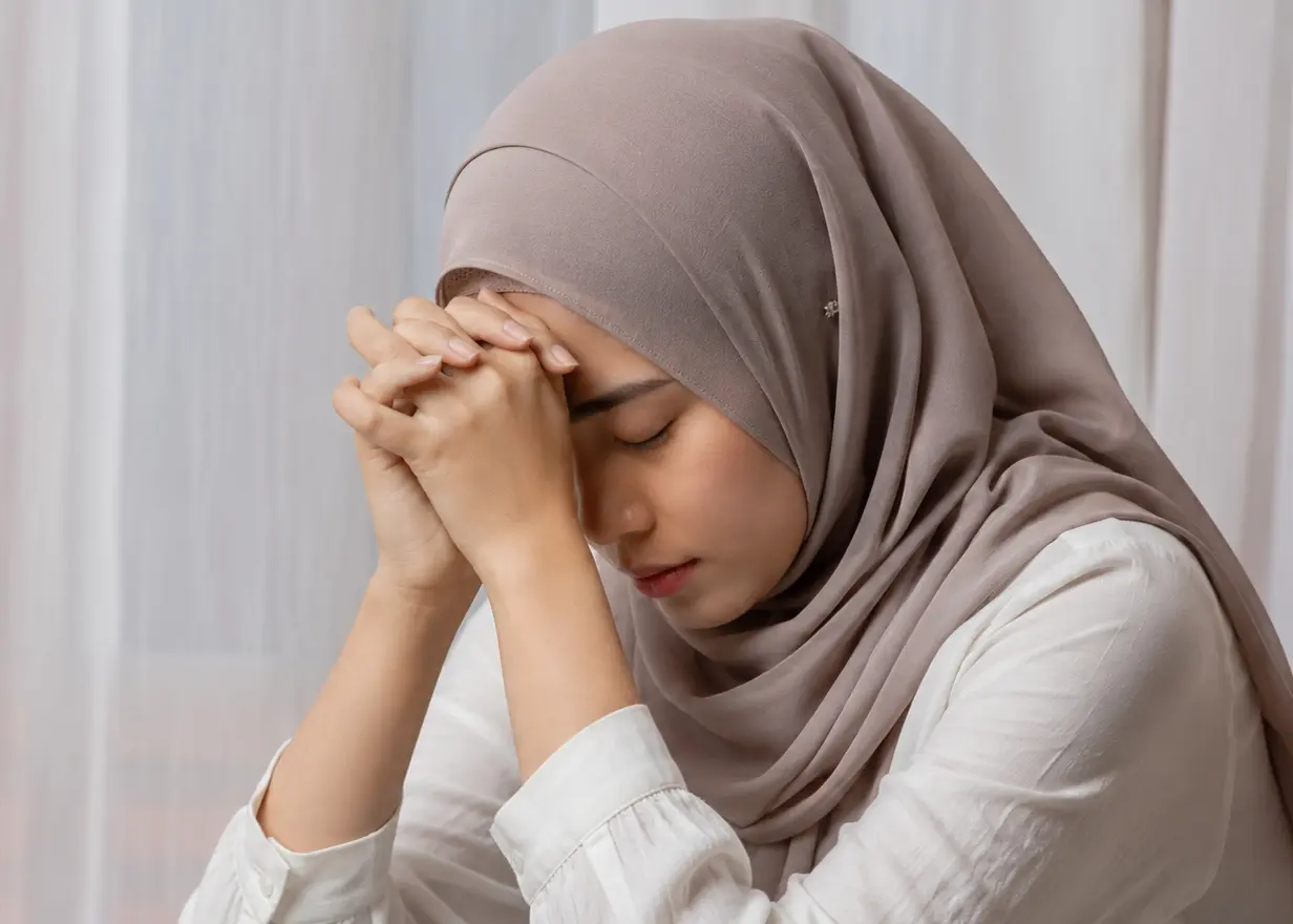 Wanita termenung melihat telefon
